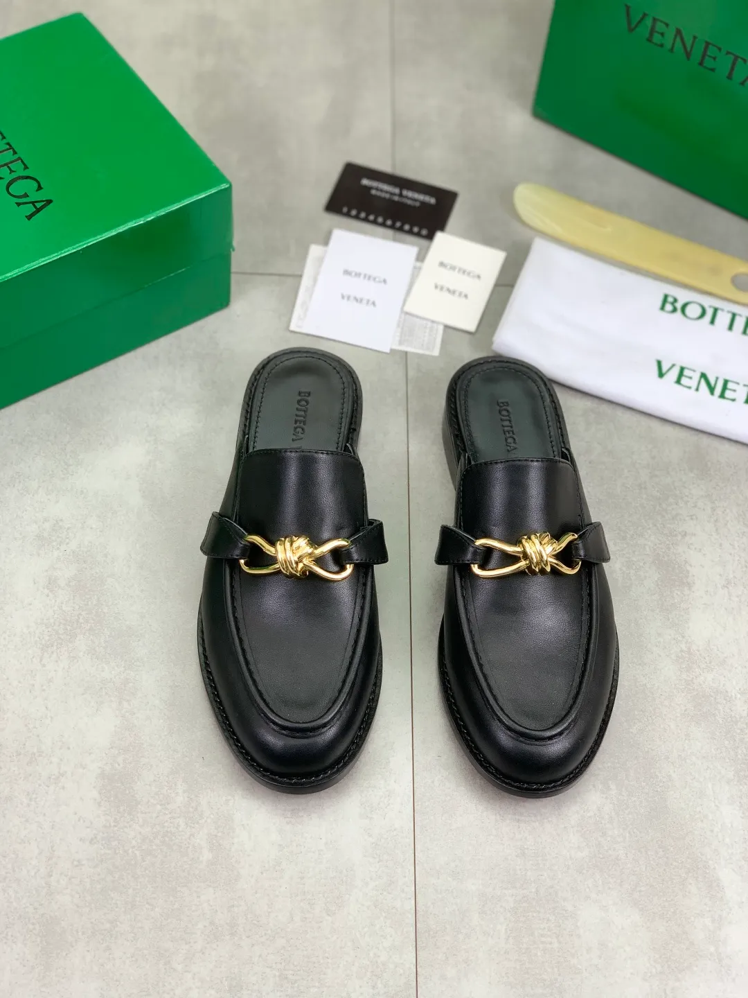 Men's shoes 💰P800 [New model] (genuine leather outsole) water-dyed cow lining 💰High-quality business couple half-slip leather shoes 💎💎💎 BOTTEGA VENETA official website synchronizes the latest top version of BV in the market, accepts material comparison, shoe type comparison, process comparison, practical and textured, versatile and suitable for any occasion, the more you look at it, the more flavorful it becomes. Purely hand-knitted craftsmanship - Upper material, calfskin imported from Italy 🇮🇹 - High-quality water-dyed cowhide lining - Original private model customized leather outsole -Size: Female 35-39 (40 ordered) Male 39-44 (38 45 can be customized) Color: Multiple colors available